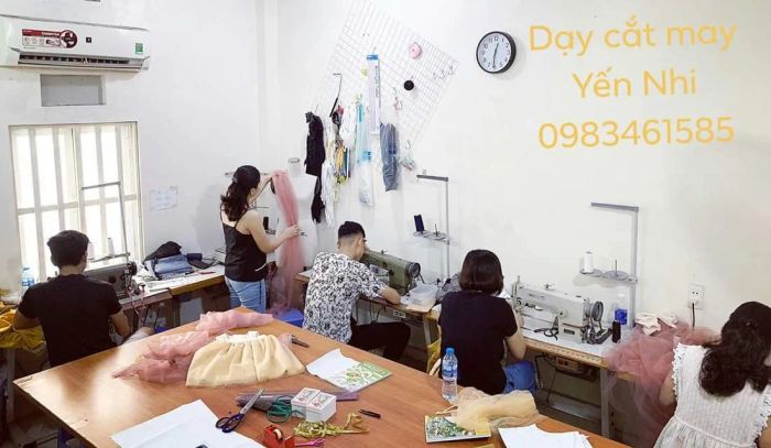 Hình ảnh lớp học sôi động tại Dạy Cắt May Yến Nhi – nơi khơi nguồn sáng tạo từ từng đường kim mũi chỉ