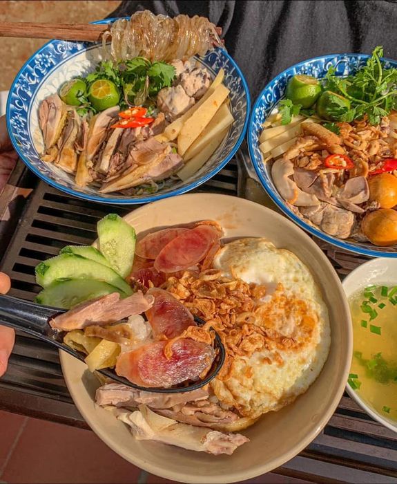 Góc nhìn cận cảnh đầy nghệ thuật về phở trộn chị Thuý - Ảnh 2