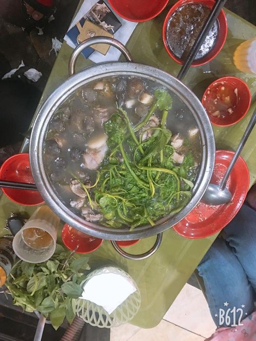 Không gian ấm cúng và món lẩu vịt om sấu đặc trưng tại Lộc Vịt