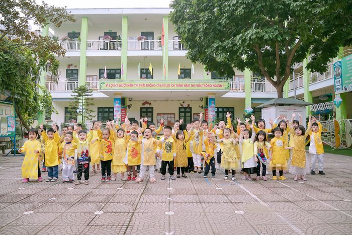 Hình ảnh ấn tượng về Trường mầm non A xã Thanh Liệt - Ngôi trường rợp bóng cây xanh với khuôn viên rộng rãi, nơi trẻ thỏa sức khám phá thiên nhiên.
