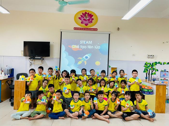 Hình ảnh sinh động về các hoạt động học tập và vui chơi sáng tạo của bé tại Trường Mầm Non Đông Ngạc B