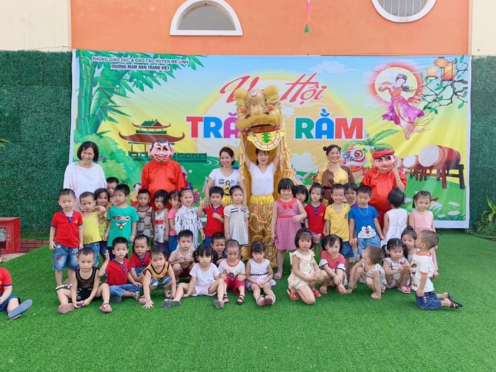 Khoảnh khắc Trường Mầm non Tráng Việt - Sân trường rộn rã tiếng cười trẻ thơ dưới tán cây xanh mát, nơi mỗi ngày đến lớp là một ngày vui