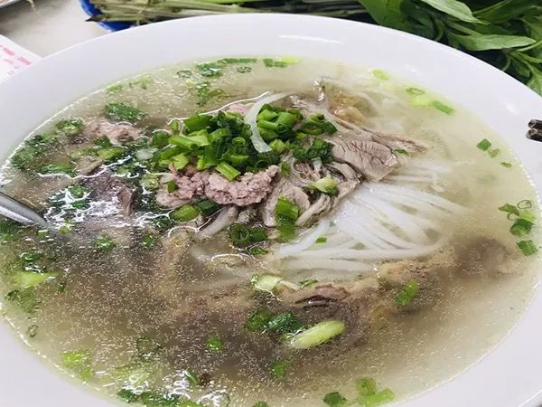 Khoảnh khắc ẩm thực tại Phở Hòa Pasteur - Biểu tượng phở Nam Bộ