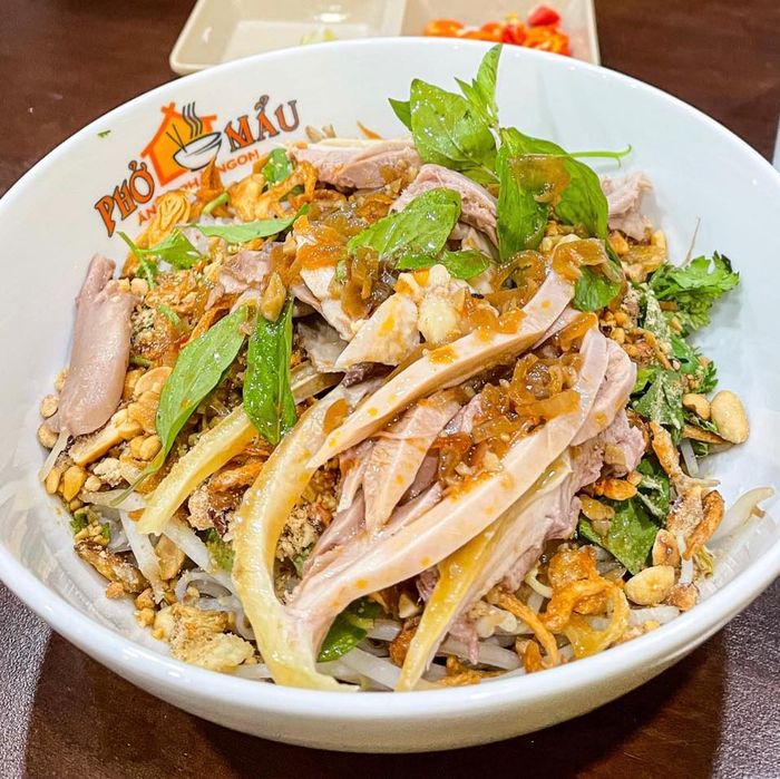 Không gian ấm cúng tại Phở Mẩu - Ảnh 1