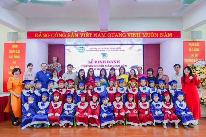 Ảnh 1 – Khoảnh khắc yên bình tại Trường Mầm Non Việt Triều Hữu Nghị, nơi những bước chân đầu đời được nâng niu trong yêu thương