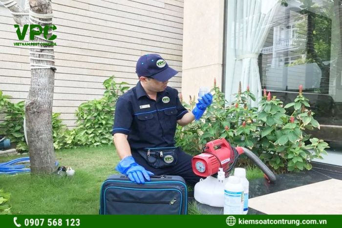 Đội ngũ kỹ thuật viên VPC thực hiện kiểm soát côn trùng chuyên nghiệp