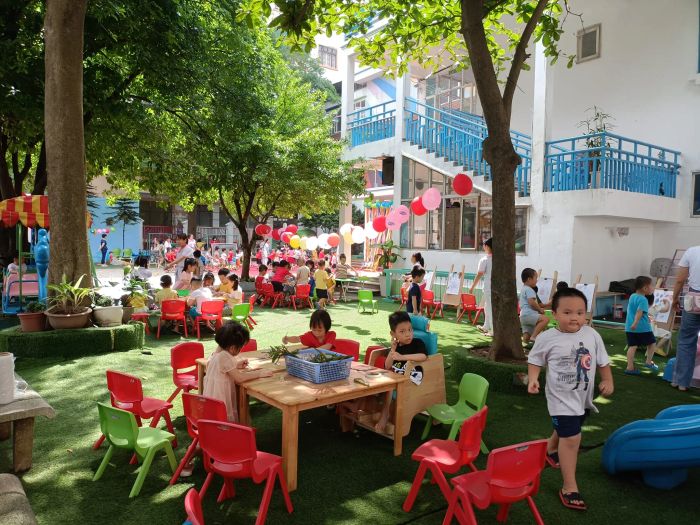 Hệ thống trường Mầm non Thăng Long Kidsmart Long Biên ảnh 1: Hình ảnh ấn tượng về khuôn viên rộng rãi với sân chơi ngoài trời đầy màu sắc, nơi trẻ thỏa sức vui chơi và học tập.