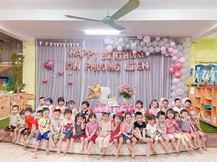 Hình ảnh 1 – Khoảnh khắc ngọt ngào tại Trường Mầm non Phương Liên, nơi tuổi thơ thăng hoa trong từng nụ cười.