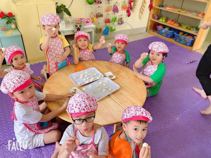 Khoảnh khắc đáng nhớ tại Trường Mầm Non B xã Ngũ Hiệp - Các bé hào hứng tham gia hoạt động ngoài trời trong khuôn viên rộng rãi