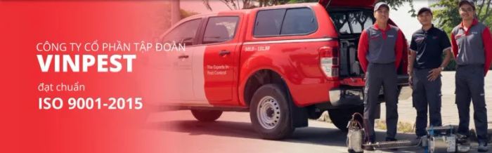 Đội ngũ kỹ thuật viên VinPest thực hiện kiểm soát dịch hại chuyên nghiệp