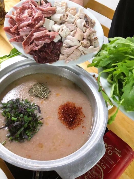 Không gian ấm cúng với nồi lẩu cháo lòng tại Huy Trọc