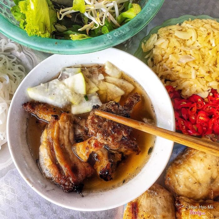 Khoảnh khắc ấn tượng tại quán bún chả 'huyền thoại cầu thang' E3 Thái Thịnh
