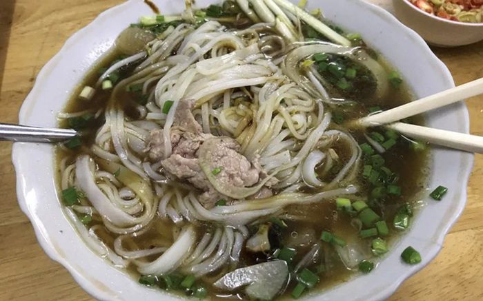 Hình ảnh tô phở tái gân đặc trưng tại Phở Tiến Lợi
