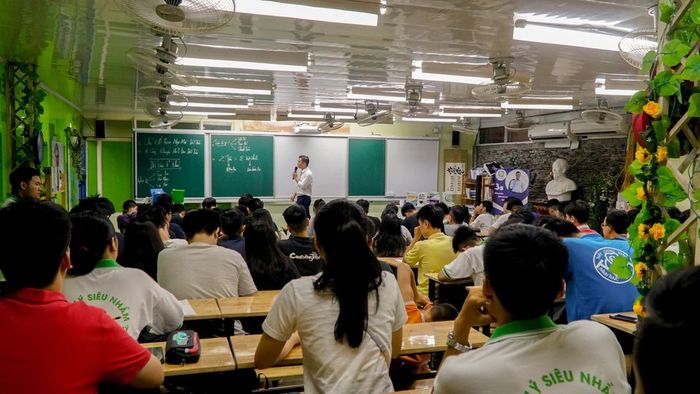 Thầy Quý hướng dẫn học sinh giải bài bằng phương pháp độc quyền