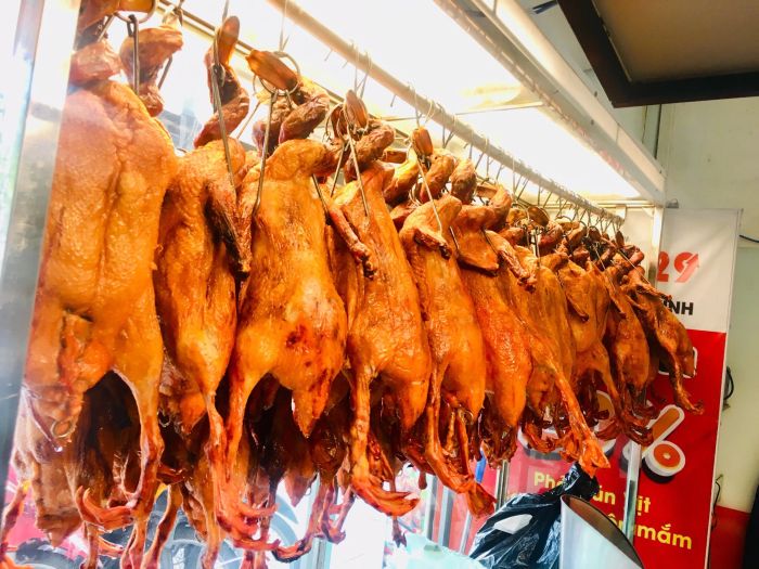 Hình ảnh món vịt quay vàng ươm đặc trưng tại Vịt 29