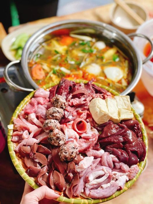 Nồi lẩu bò thơm ngon tại Lẩu Loòng