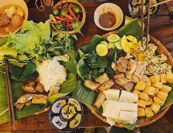 Hình ảnh mẹt bún đậu thịnh soạn tại Bún đậu mắm tôm Ngõ Trạm