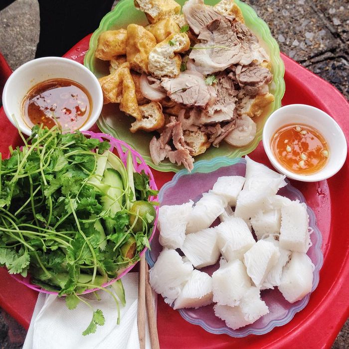 Hình ảnh mẹt bún đậu thơm ngon tại Cây Bàng Đại La