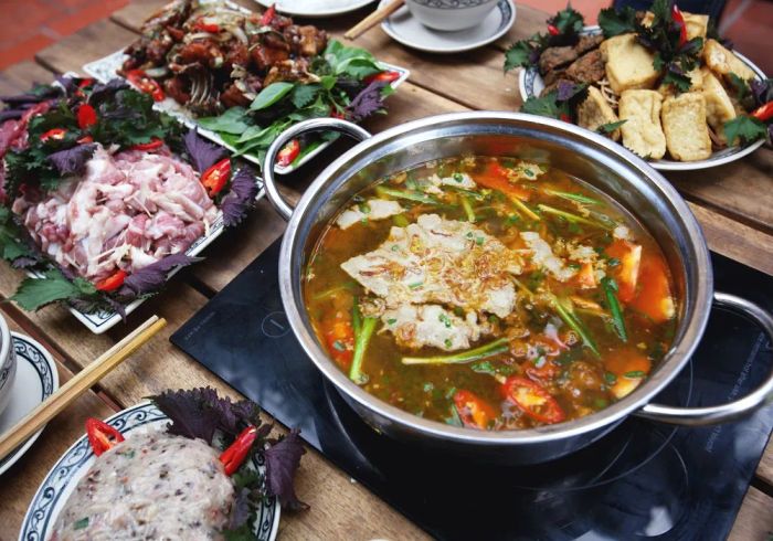 Quán Xưa - Món Xưa ảnh 1 - Hình ảnh chân thực về nồi lẩu riêu cua đồng nghi ngút khói, với lớp gạch cua vàng ươm nổi bật cùng các nguyên liệu tươi ngon được bài trí đẹp mắt.