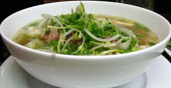 Phở Thanh Đa ảnh 2 - Khoảnh khắc lưu giữ vẻ đẹp tinh túy từ tô phở vàng ươm, thơm lừng hương vị quê hương.