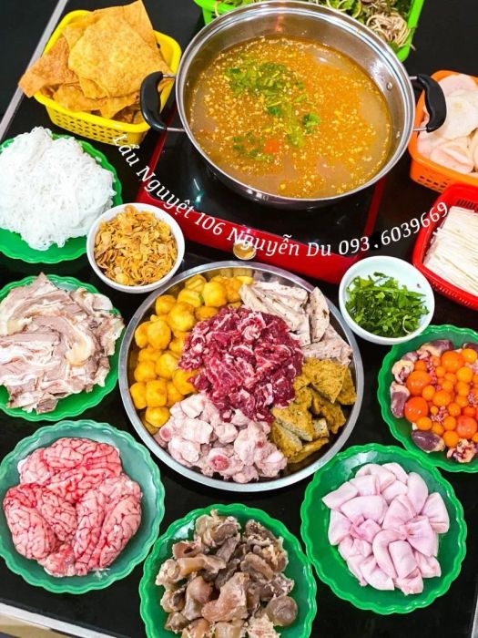 Lẩu Nguyệt 106 Nguyễn Du ảnh 2 - Góc nhìn cận cảnh đầy nghệ thuật về nồi lẩu riêu cua bắp bò sôi sùng sục, với những bọt gạch cua vàng óng ánh cùng lát thịt bò tươi hồng đẹp mắt.