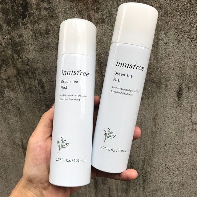Xịt Khoáng Green Tea Mineral Mist - Hình ảnh minh họa lớp sương mỏng nhẹ