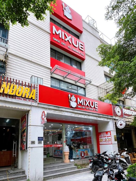 Hình ảnh không gian cửa hàng Mixue với biểu tượng người tuyết đáng yêu