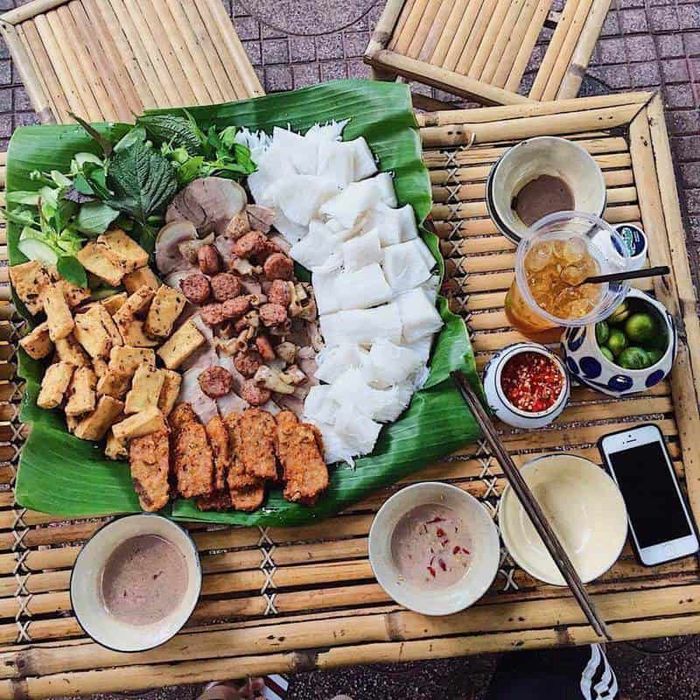 Hình ảnh mẹt bún đậu vàng ươm tại quán cô Tuyến Hàng Khay