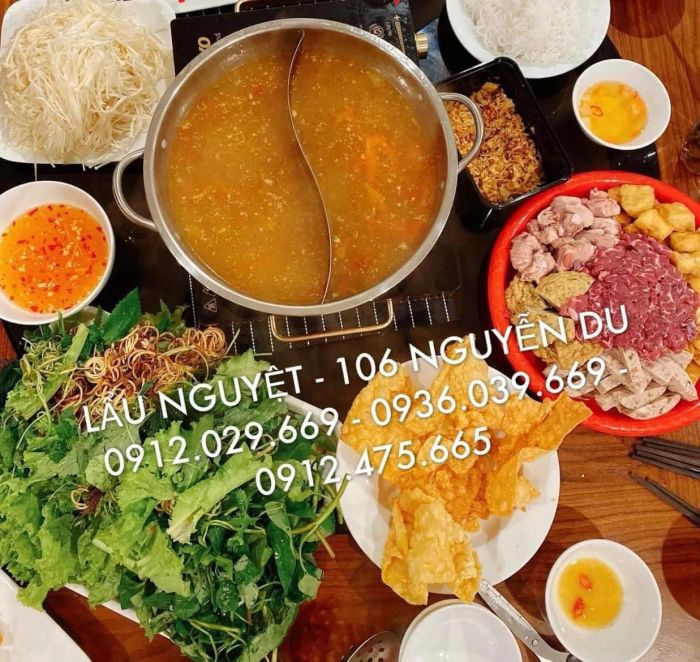 Lẩu Nguyệt 106 Nguyễn Du ảnh 1 - Hình ảnh chân thực về nồi lẩu riêu cua bắp bò nghi ngút khói, với màu nước dùng đỏ au hấp dẫn cùng những lát thịt bò tươi ngon điểm xuyết.