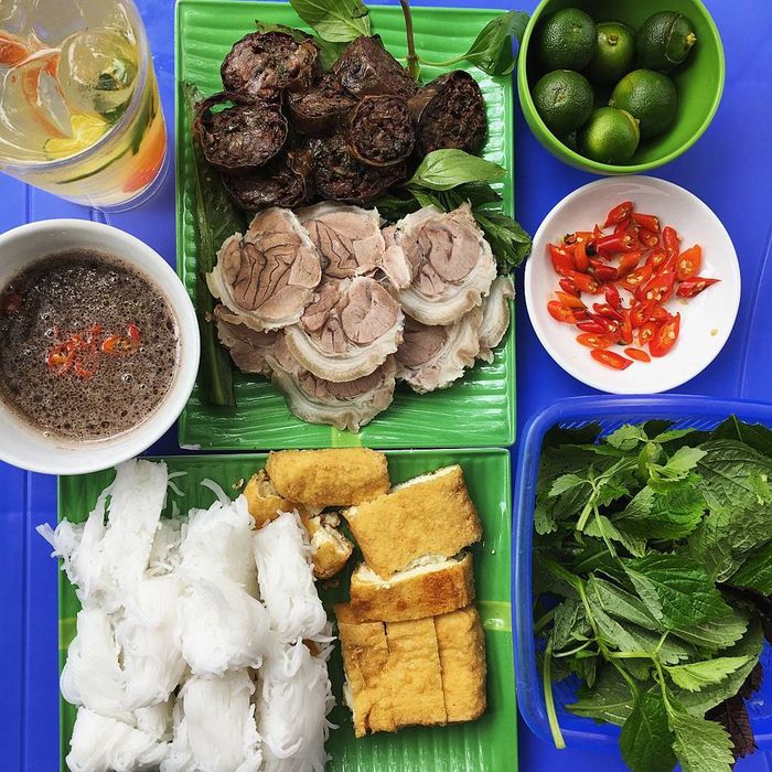 Hình ảnh mẹt bún đậu thơm ngon tại ngõ Tràng Tiền