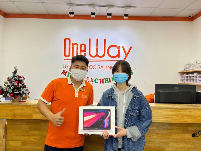 Hình ảnh trưng bày sản phẩm tại OneWay - không gian hiện đại, sang trọng