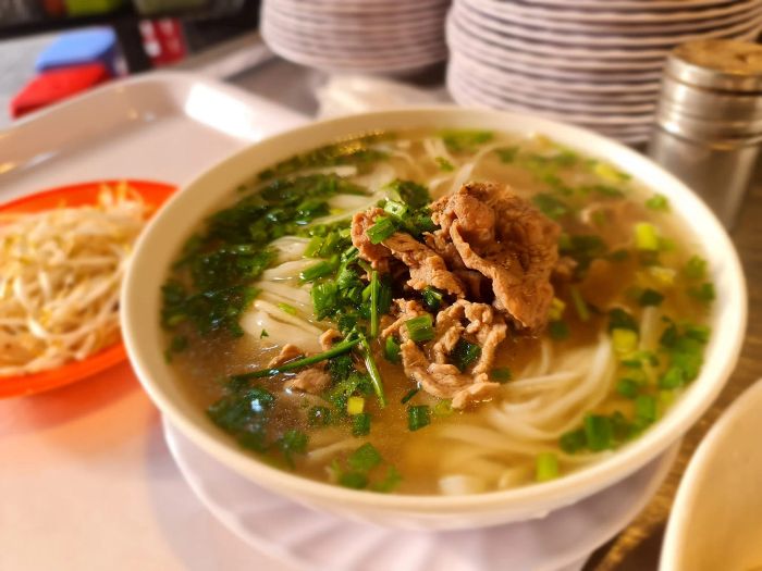 Phở Một Đô ảnh 1 - Tác phẩm nghệ thuật ẩm thực, nơi sắc nâu đậm của nước dùng hòa quyện cùng sắc trắng tinh khiết của bánh phở.