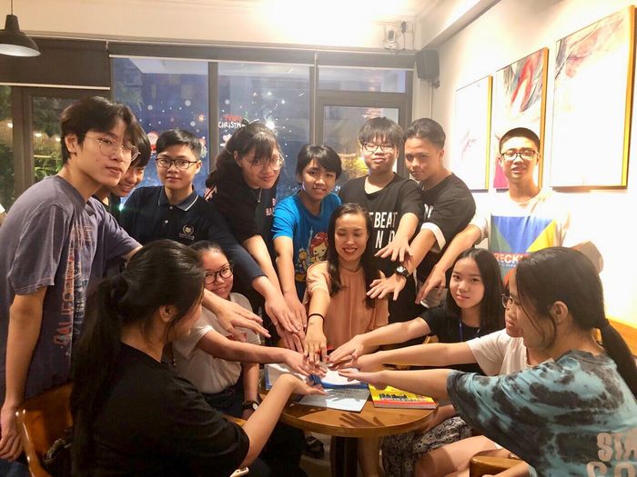 Hình ảnh học sinh say sưa học tập tại lớp Ms. Phương