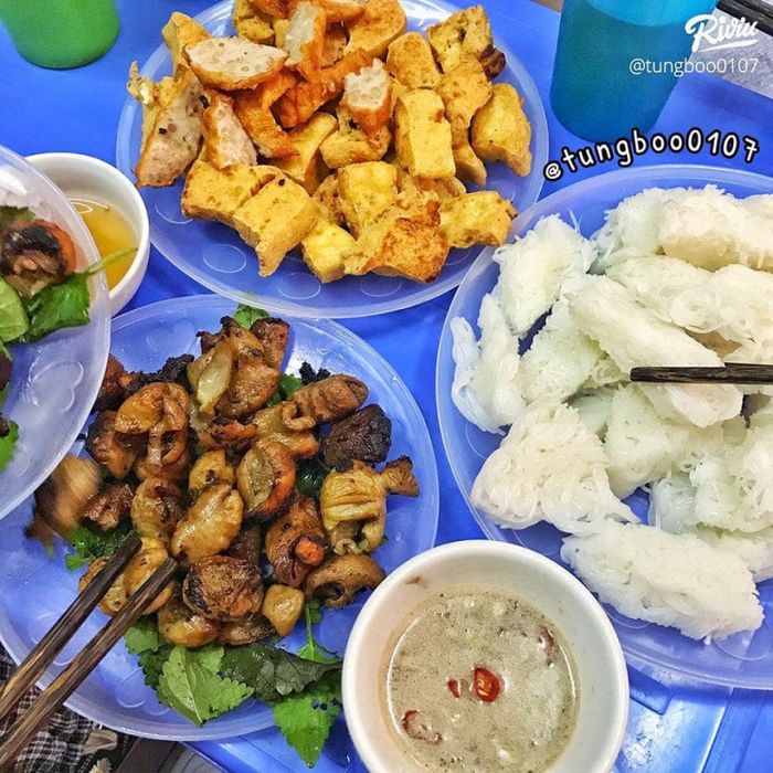 Góc ẩm thực: Hình ảnh chân thực món bún đậu lòng rán đặc biệt tại Quán Giang