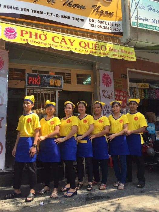 Phở Cây Quéo ảnh 2 - Khoảnh khắc nghệ thuật ẩm thực, nơi sắc vàng nước dùng hòa quyện cùng sắc xanh tươi mát của rau thơm.