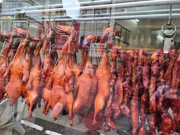 Hình ảnh thực tế món vịt quay vàng ươm tại Thành Chấn