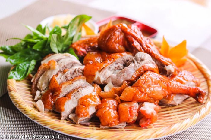 Hình ảnh vịt quay lu đất vàng ruộm hấp dẫn tại Hoàng Ký
