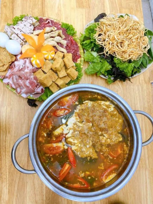 Lẩu Lai Zai Tùng Béo ảnh 1 - Hình ảnh chân thực về nồi lẩu riêu cua bốc khói nghi ngút, nước dùng đỏ au quyến rũ cùng nguyên liệu tươi ngon bày biện hấp dẫn.