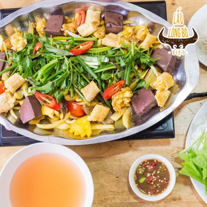 Nồi lẩu lòng bò thơm ngon bốc khói nghi ngút