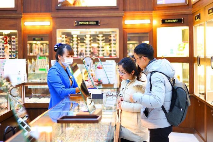 Kính Mắt Việt Tín ảnh 1 - Không gian sang trọng với những mẫu kính cao cấp đạt chuẩn quốc tế