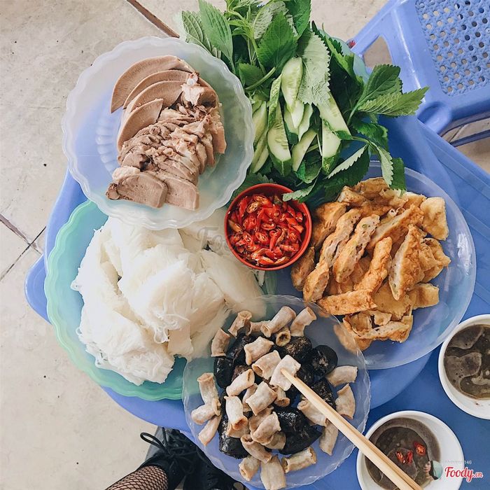 Hình ảnh mẹt bún đậu thịnh soạn tại Bún đậu mắm tôm 5 Mã Mây