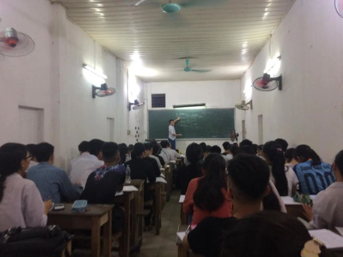 Hình ảnh học sinh say mê nghiên cứu tại Trung tâm Thầy Thái
