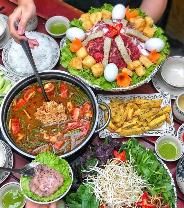 Quán Xưa - Món Xưa ảnh 2 - Góc nhìn nghệ thuật về không gian quán mang đậm phong cách kiến trúc cổ điển, cùng những món ăn được trình bày tinh tế trên bàn gỗ mộc mạc.