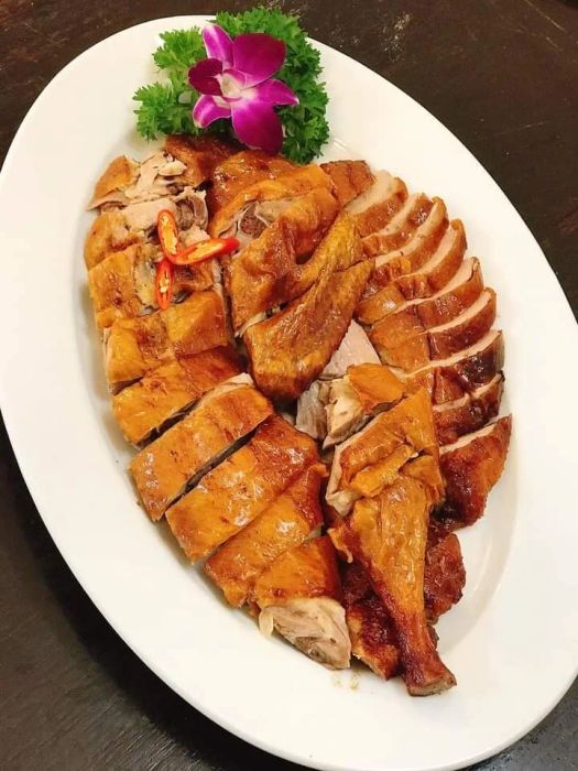 Anh Bảo - Nhà Hàng Vịt Quay Kinh Bắc ảnh 1 - Hình ảnh sống động về món vịt quay vàng ươm, lớp da căng bóng phủ đều gia vị, tỏa hương thơm nức mũi.