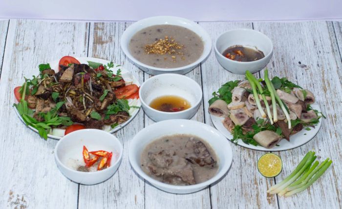 Không gian ấm cúng tại quán ăn gia truyền