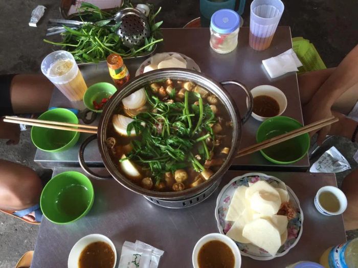 Không gian ấm cúng với nồi lẩu lòng đặc biệt