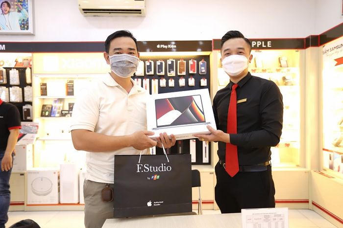 Hình ảnh showroom FPT Shop sang trọng