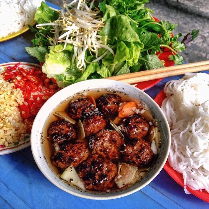 Không gian ấm cúng và món ngon đặc trưng tại Bún Chả Hàng Quạt