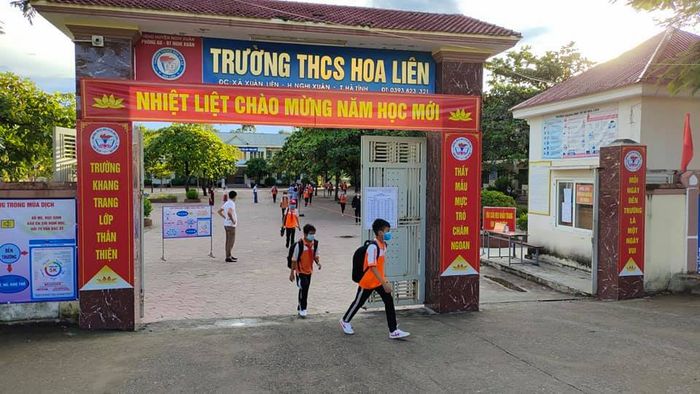 Toàn cảnh THCS Hoa Liên - Ngôi trường khang trang với kiến trúc hài hòa giữa các dãy nhà học và không gian xanh mát