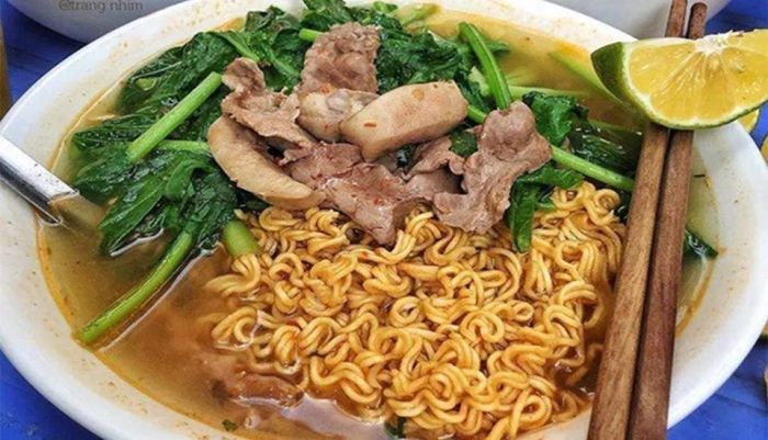 Không gian ấm cúng tại Mì Tim Cật Láng Hạ